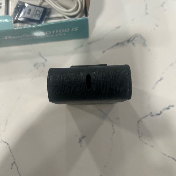 Canon PowerShot SD1100 IS Compact Digital Camera - Maroon Red - Picture 7 of 11